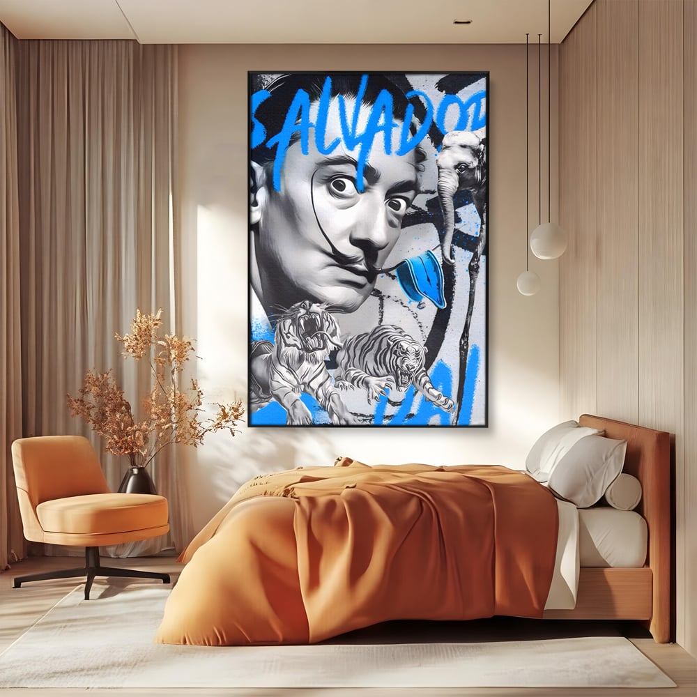 Tablou canvas cu tablou canvas cu salvador dali si tigri, in rama de aluminiu negru, pe perete intr-un dormitor